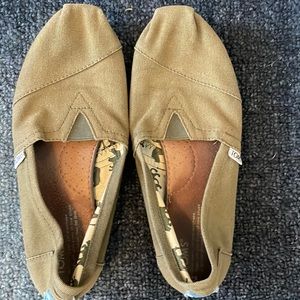 Toms Shoes W size 9